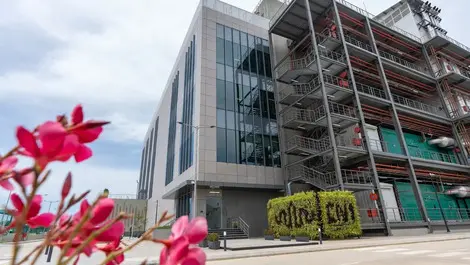 Exterior of equinix s cn1 international business exchange   ibx   data center in india