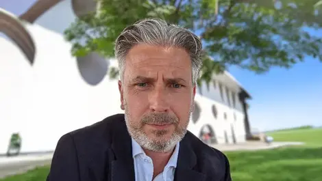 251117 jon abbott bio image   1 